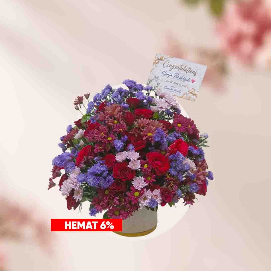 Rangkaian bunga meja mewah dalam pot keramik